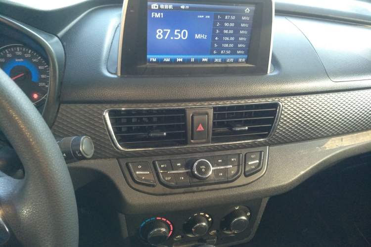 Used Dongfeng Fengon 370 2017 1.5L CVT Fashion Edition 7-Seater Audio And AC Panel