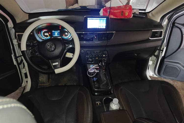 Used Dongfeng Fengon 370 2017 1.5L CVT Fashion Edition 7-Seater Center Console