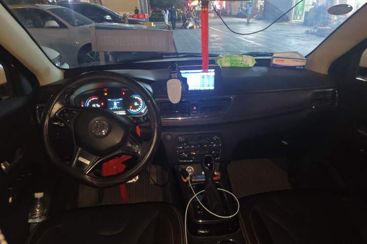 Used Dongfeng Fengon 370 2017 1.5L CVT Fashion Edition 7-Seater Center Console