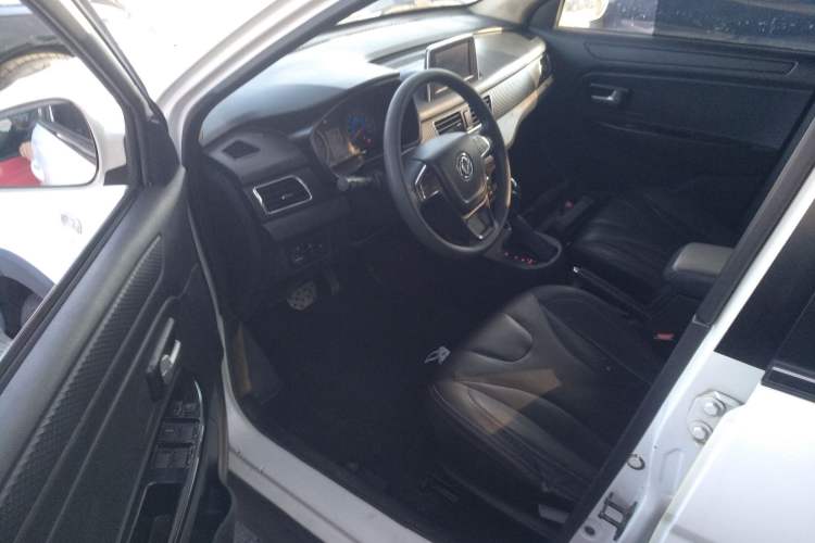 Used Dongfeng Fengon 370 2017 1.5L CVT Fashion Edition 7-Seater Driver Seat