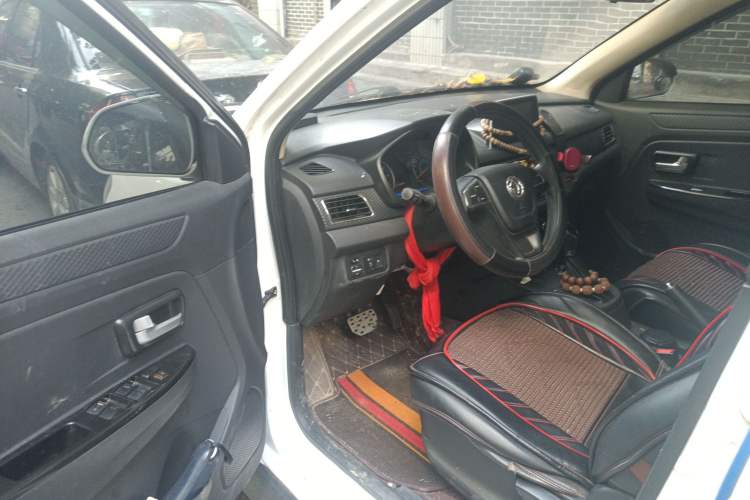 Used Dongfeng Fengon 370 2017 1.5L CVT Fashion Edition 7-Seater Driver Seat