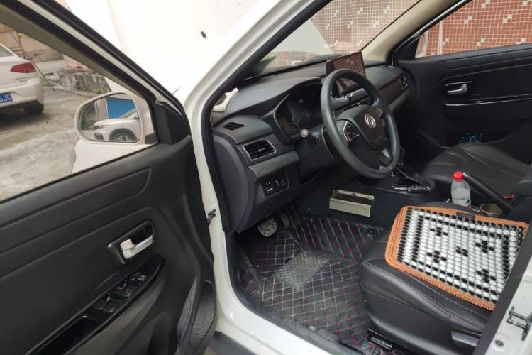 Used Dongfeng Fengon 370 2017 1.5L CVT Fashion Edition 7-Seater Driver Seat