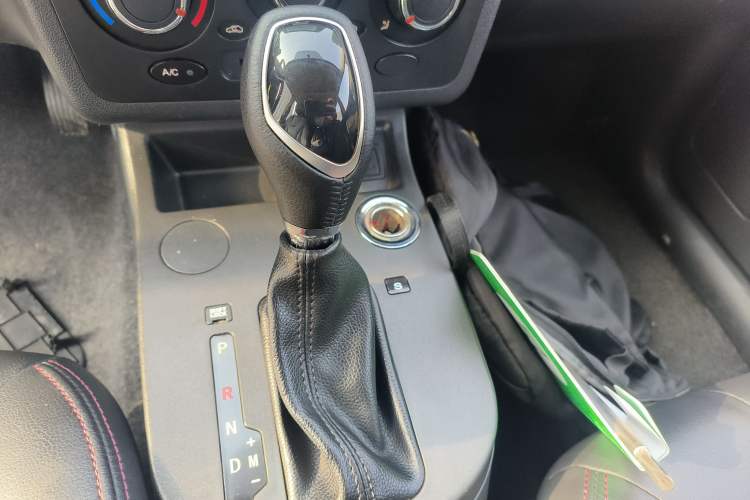 Used Dongfeng Fengon 370 2017 1.5L CVT Fashion Edition 7-Seater Gear Lever