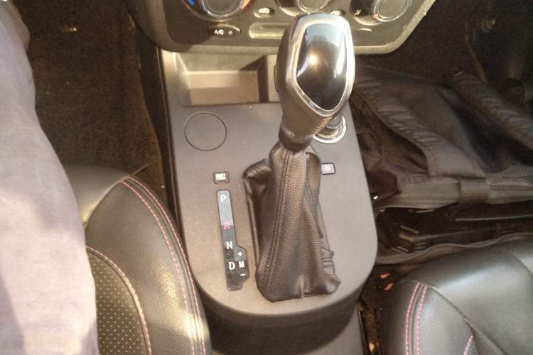 Used Dongfeng Fengon 370 2017 1.5L CVT Fashion Edition 7-Seater Gear Lever