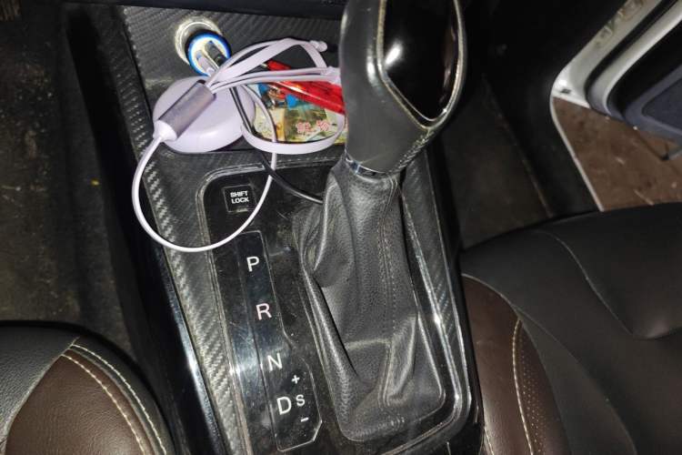 Used Dongfeng Fengon 370 2017 1.5L CVT Fashion Edition 7-Seater Gear Lever