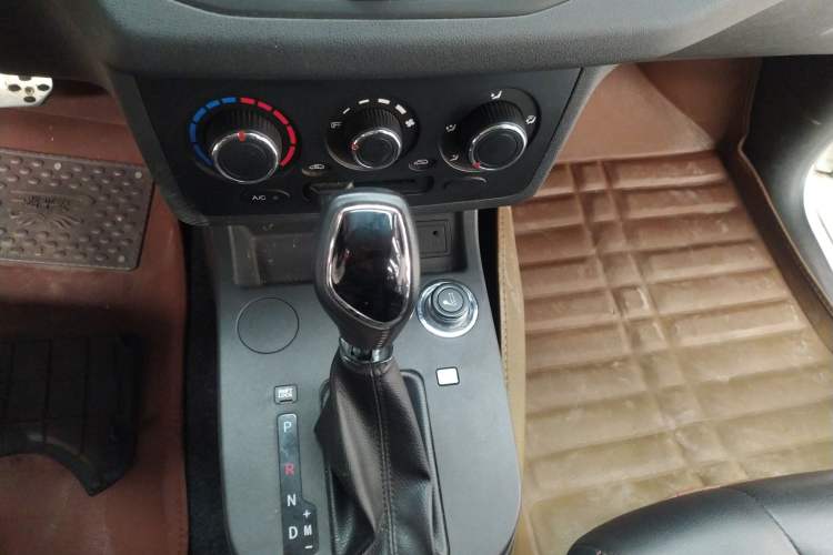 Used Dongfeng Fengon 370 2017 1.5L CVT Fashion Edition 7-Seater Gear Lever