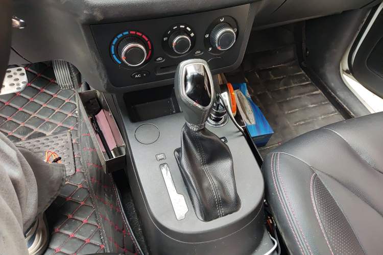 Used Dongfeng Fengon 370 2017 1.5L CVT Fashion Edition 7-Seater Gear Lever