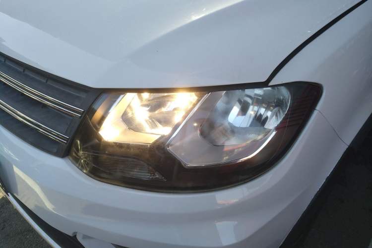 Used Dongfeng Fengon 370 2017 1.5L CVT Fashion Edition 7-Seater Left Front Headlight