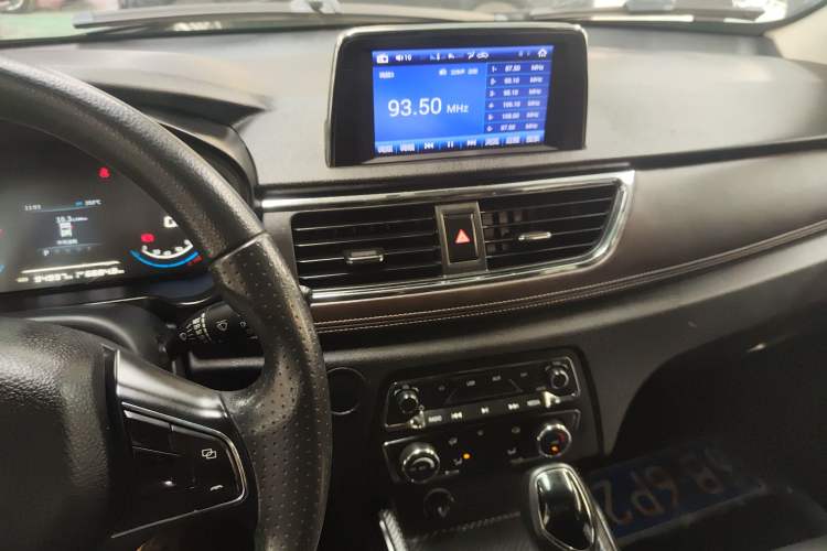 Used Dongfeng Fengon 370 2018 S370 1.5L CVT Luxury 7-Seater Audio And AC Panel