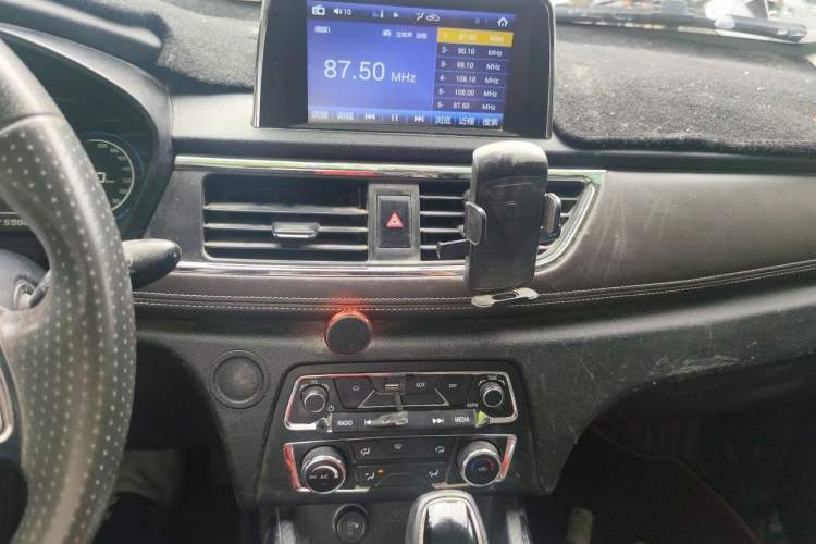Used Dongfeng Fengon 370 2018 S370 1.5L CVT Luxury 7-Seater Audio And AC Panel