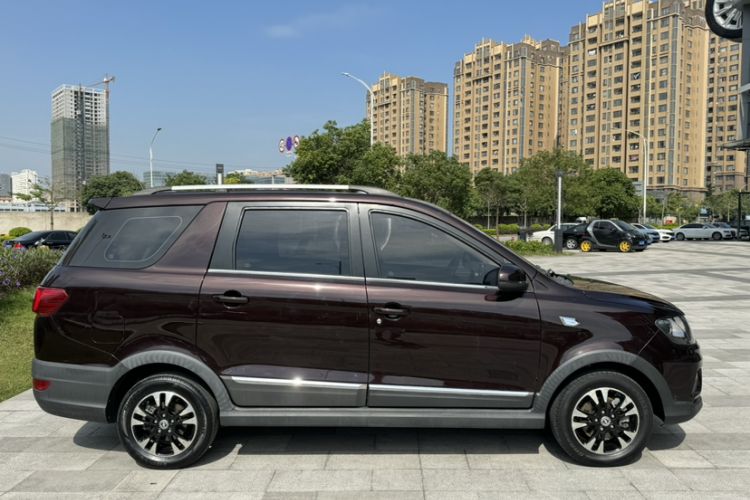 Used Dongfeng Fengon 370 2018 S370 1.5L CVT Luxury 7-Seater Exterior 3