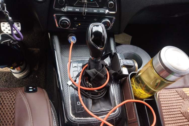 Used Dongfeng Fengon 370 2018 S370 1.5L CVT Luxury 7-Seater Gear Lever