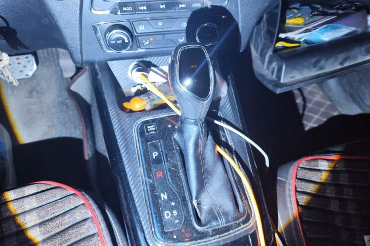Used Dongfeng Fengon 370 2018 S370 1.5L CVT Luxury 7-Seater Gear Lever