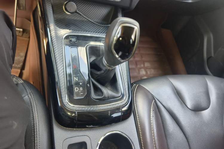 Used Dongfeng Fengon 370 2018 S370 1.5L CVT Luxury 7-Seater Gear Lever
