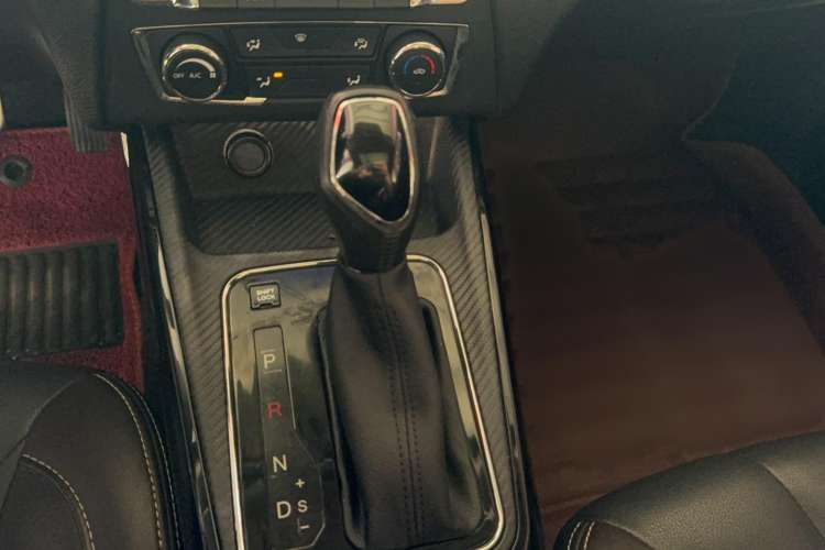 Used Dongfeng Fengon 370 2018 S370 1.5L CVT Luxury 7-Seater Gear Lever
