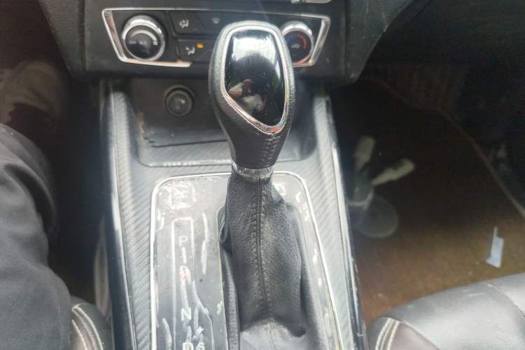 Used Dongfeng Fengon 370 2018 S370 1.5L CVT Luxury 7-Seater Gear Lever