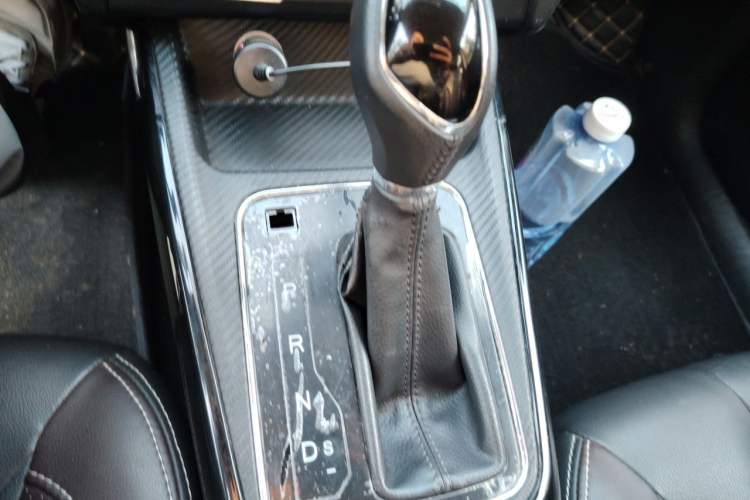Used Dongfeng Fengon 370 2018 S370 1.5L CVT Luxury 7-Seater Gear Lever