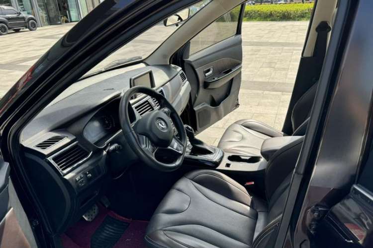 Used Dongfeng Fengon 370 2018 S370 1.5L CVT Luxury 7-Seater Interior 2