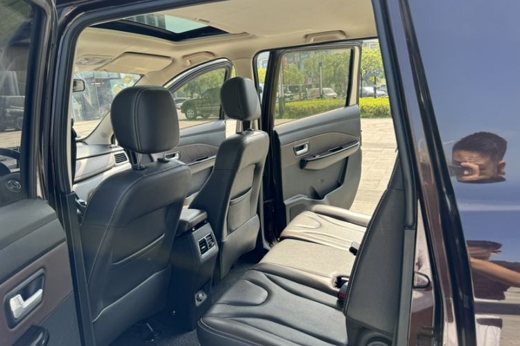 Used Dongfeng Fengon 370 2018 S370 1.5L CVT Luxury 7-Seater Interior 3