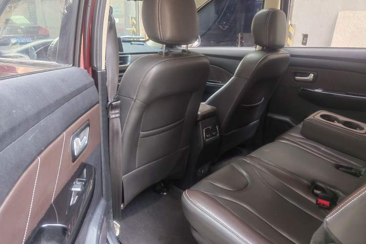 Used Dongfeng Fengon 370 2018 S370 1.5L CVT Luxury Model 5 Seats Interior 3