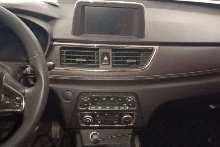 Used Dongfeng Fengon 370 2018 S370 1.5L Manual Luxury 5-Seater Audio And AC Panel