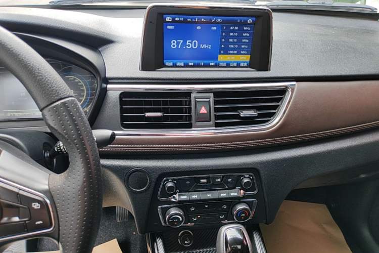Used Dongfeng Fengon 370 2018 S370 1.5L CVT Luxury 7-Seater Audio And AC Panel