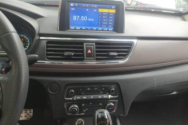 Used Dongfeng Fengon 370 2018 S370 1.5L CVT Luxury 7-Seater Audio And AC Panel