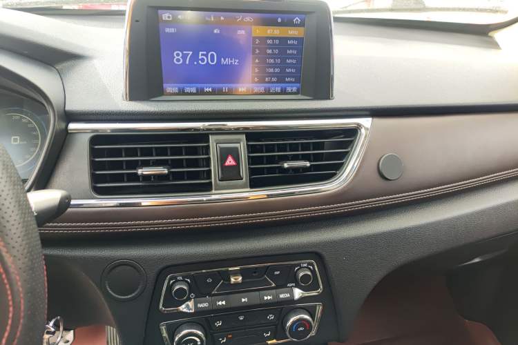 Used Dongfeng Fengon 370 2018 S370 1.5L CVT Luxury 7-Seater Audio And AC Panel