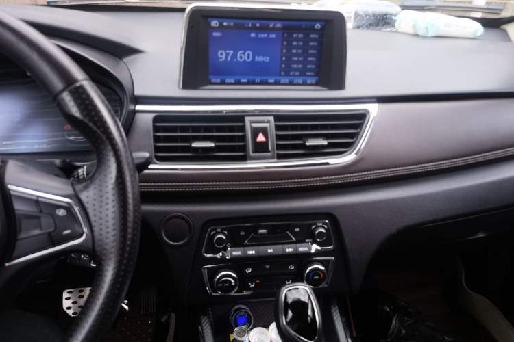 Used Dongfeng Fengon 370 2018 S370 1.5L CVT Luxury 7-Seater Audio And AC Panel