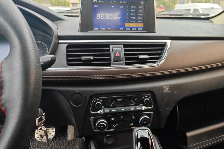 Used Dongfeng Fengon 370 2018 S370 1.5L CVT Luxury 7-Seater Audio And AC Panel