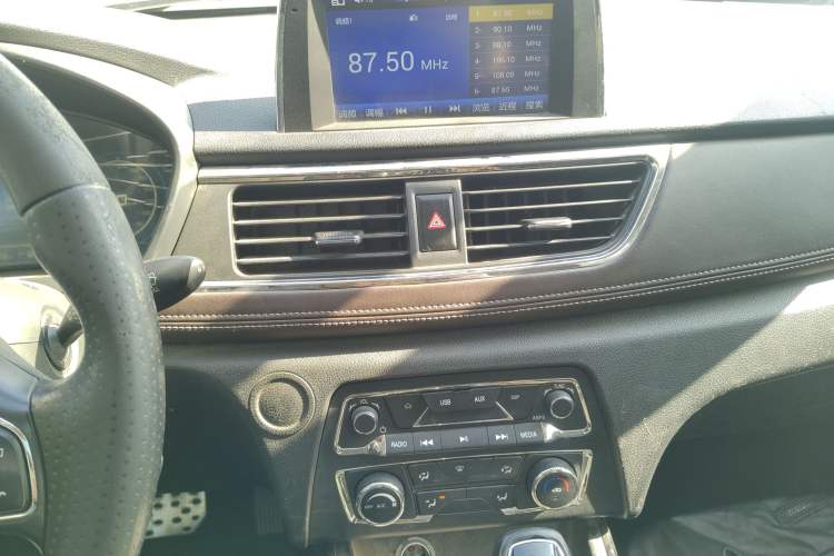Used Dongfeng Fengon 370 2018 S370 1.5L CVT Luxury 7-Seater Audio And AC Panel