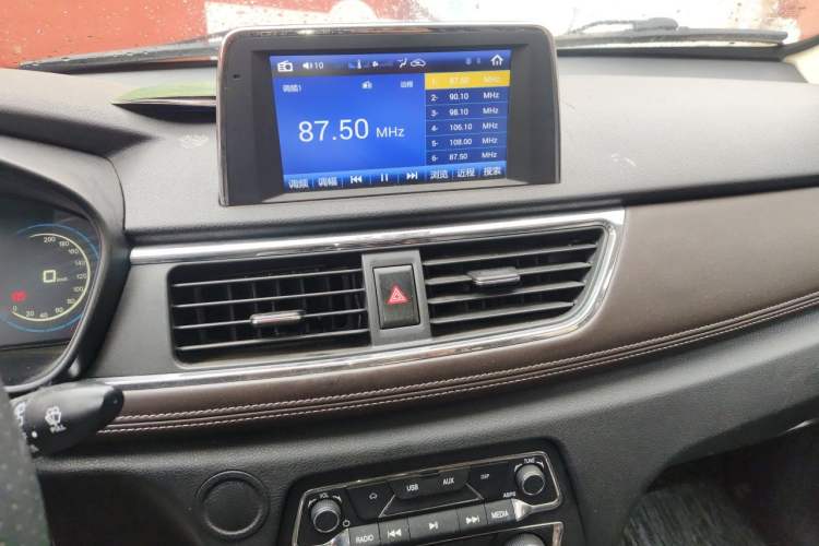 Used Dongfeng Fengon 370 2018 S370 1.5L CVT Luxury 7-Seater Audio And AC Panel