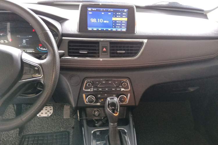 Used Dongfeng Fengon 370 2018 S370 1.5L CVT Luxury 7-Seater Audio And AC Panel