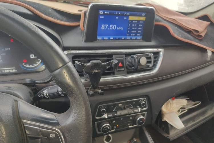 Used Dongfeng Fengon 370 2018 S370 1.5L Manual Luxury 5-Seater Audio And AC Panel