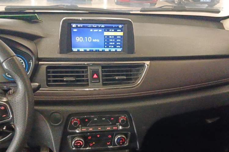 Used Dongfeng Fengon 370 2018 S370 1.5L Manual Luxury 5-Seater Audio And AC Panel
