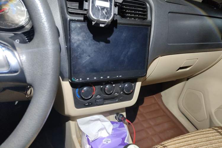 Used Dongfeng Fengon 370 2018 S370 1.5L Manual Luxury 7-Seater Audio And AC Panel