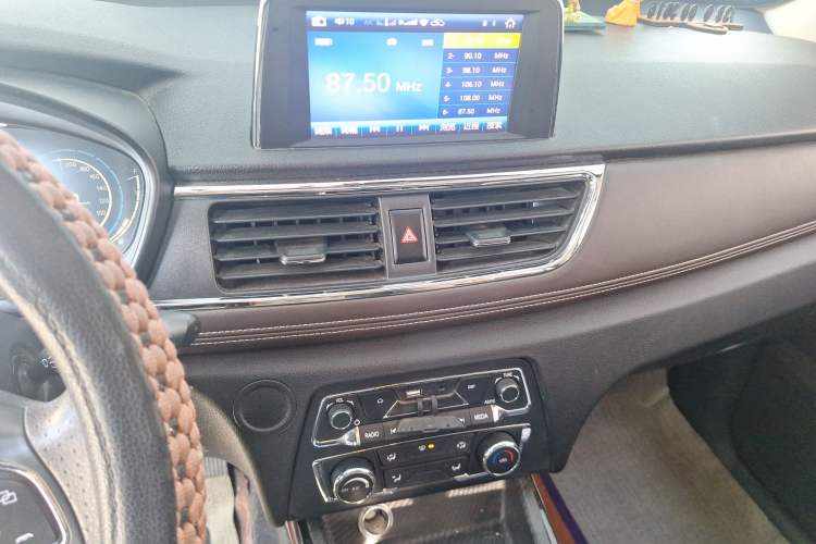 Used Dongfeng Fengon 370 2018 S370 1.5L Manual Luxury 7-Seater Audio And AC Panel