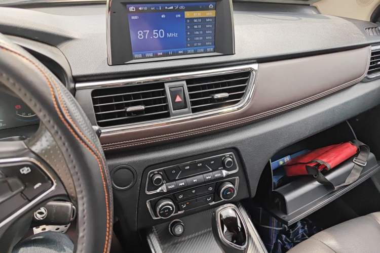 Used Dongfeng Fengon 370 2018 S370 1.5L CVT Luxury 7-Seater Audio And AC Panel