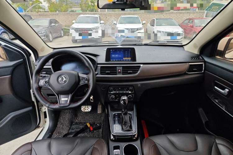Used Dongfeng Fengon 370 2018 S370 1.5L CVT Luxury 7-Seater Center Console