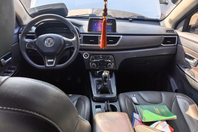 Used Dongfeng Fengon 370 2018 S370 1.5L Manual Luxury 7-Seater Center Console