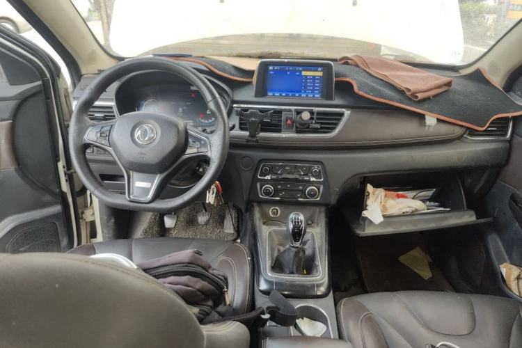 Used Dongfeng Fengon 370 2018 S370 1.5L Manual Luxury 5-Seater Center Console