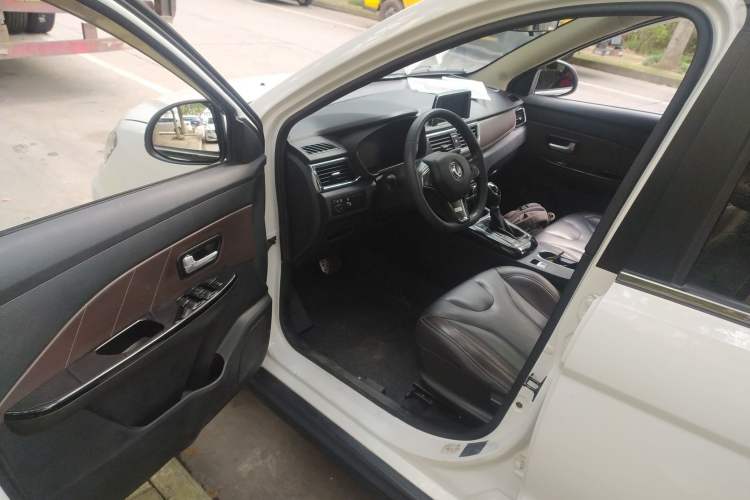 Used Dongfeng Fengon 370 2018 S370 1.5L CVT Luxury 7-Seater Driver Seat