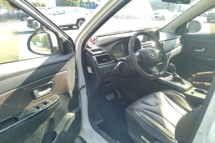 Used Dongfeng Fengon 370 2018 S370 1.5L CVT Luxury 7-Seater Driver Seat