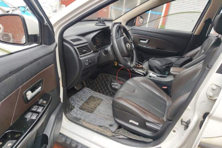 Used Dongfeng Fengon 370 2018 S370 1.5L CVT Luxury 7-Seater Driver Seat