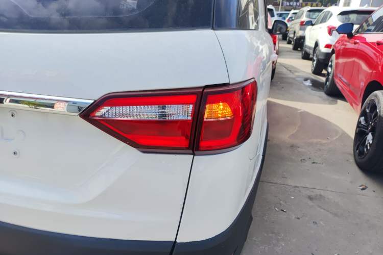 Used Dongfeng Fengon 370 2018 S370 1.5L CVT Luxury 7-Seater Exterior 1
