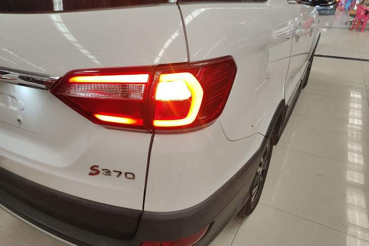 Used Dongfeng Fengon 370 2018 S370 1.5L Manual Luxury 5-Seater Exterior 6