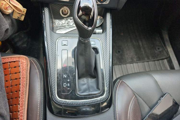 Used Dongfeng Fengon 370 2018 S370 1.5L CVT Luxury 7-Seater Gear Lever