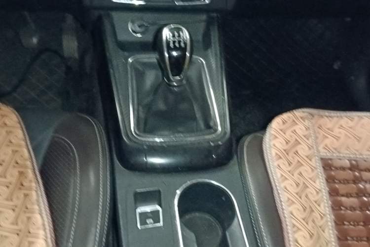 Used Dongfeng Fengon 370 2018 S370 1.5L Manual Luxury 5-Seater Gear Lever