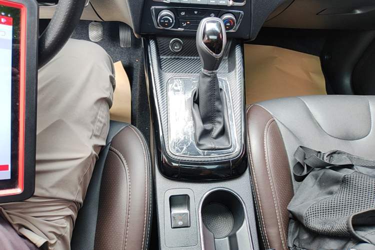 Used Dongfeng Fengon 370 2018 S370 1.5L CVT Luxury 7-Seater Gear Lever