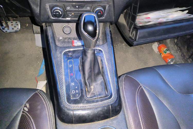 Used Dongfeng Fengon 370 2018 S370 1.5L CVT Luxury 7-Seater Gear Lever